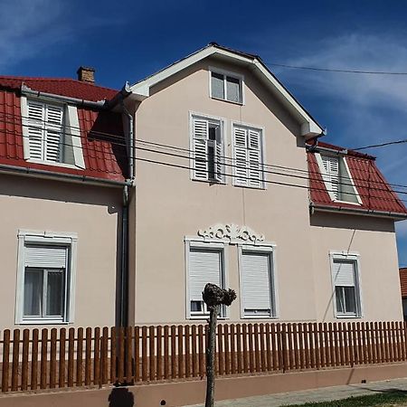 Villa Napsugar Balatonlelle Luaran gambar